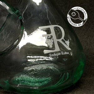 Detalle grabado porrón de vino personalizado logotipo y nombre